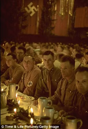 Hugo Jaeger - nhiếp ảnh gia cá nhân của Hitler - đã chụp được những bức ảnh đắt giá này. Rất đông tướng tá của Đức quốc xã tham dự tiệc Giáng sinh do Hitler tổ chức.