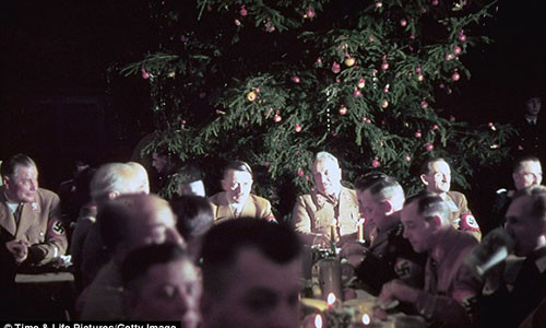 Vào ngày 18/12/1941, trùm phát xít Hitler mở tiệc Giáng sinh cho các quan chức cấp cao, tướng tá của Đức quốc xã ở Munich.