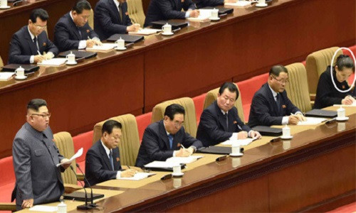 Kim Yo Jong (vòng tròn trắng), em gái ông Kim Jong-un được nhìn thấy ngồi ở hàng ghế đầu trong một hội nghị quan trong của giới lãnh đạo Đảng Lao động Triều Tiên mới đây. Ảnh DongA.