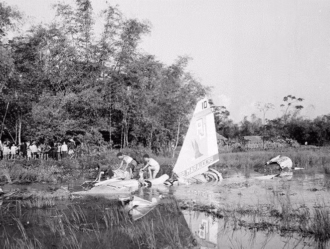 Xác máy bay Mỹ bị quân và dân Hà Nội bắn rơi. (Ảnh: TTXVN).