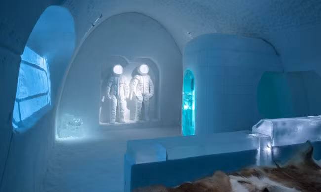 Hai bức tượng phi hành gia trong căn phòng Space Room, được thiết kế bởi Adrian Bois Pablo Lopez. Băng cũng được sử dụng để tạo ra quán bar và thậm chí cả cốc đựng đồ uống.