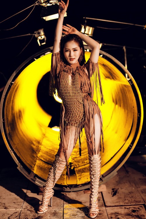 Cùng xem một số hình ảnh cực sexy trong MV I Want You Now của Hương Tràm