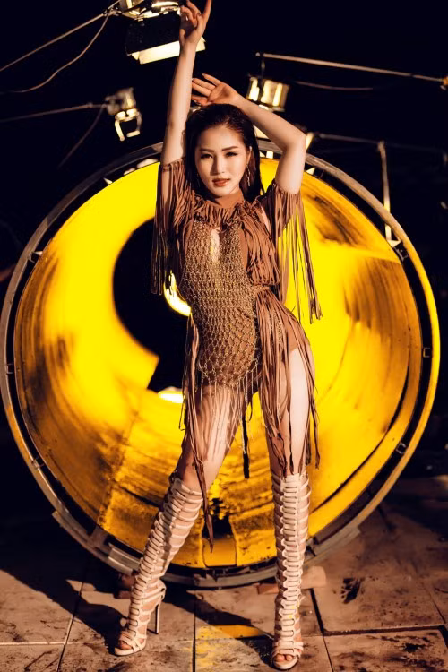 Cùng xem một số hình ảnh cực sexy trong MV I Want You Now của Hương Tràm