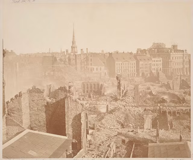 Nhiều nhà thờ, nhà ở của người dân bị "bà hỏa" thiêu rụi.