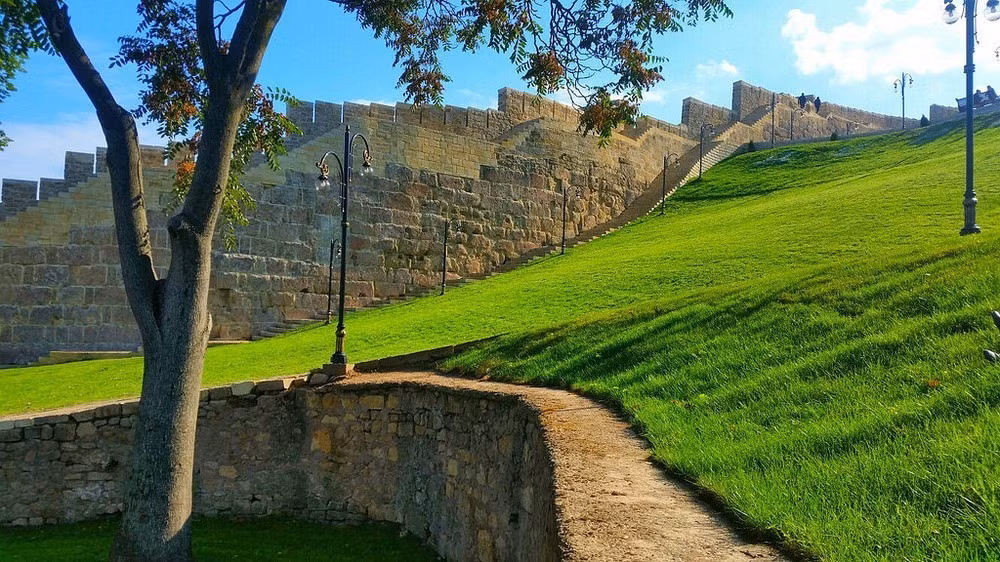 Từ khu định cư nhỏ thời kỳ đồ Đồng, Derbent từng là một trong những thành phố lớn nhất thời Trung cổ ở Đông Âu.