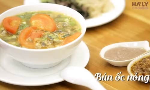 Bún ốc nóng hổi cho bữa sáng.