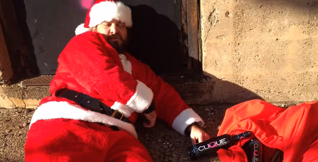 Trời đất, dậy đi phát quà Noel coi... muộn rồi kìa.