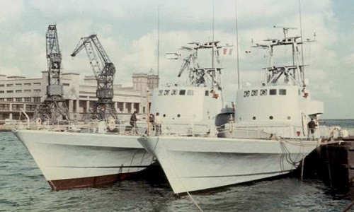 Hai tàu chiến Sa'ar 3 neo tại cảng biển Pháp.