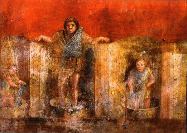 Trước khi phát minh ra xà phòng, người La Mã cổ đại sử dụng nước tiểu để giặt giũ quần áo sạch sẽ. Những tài liệu cổ xưa có ghi chép rằng, amoniac có trong nước tiểu có công dụng tẩy rửa khá mạnh.