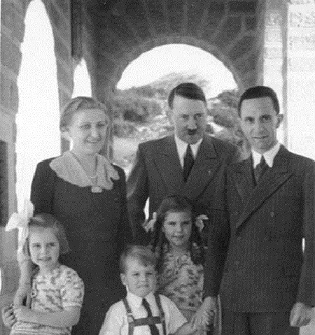 Một sự thật gây kinh ngạc khác là Joseph Goebbels giữ chức Thủ tướng Đức chỉ trong 1 ngày sau khi trùm phát xít Hitler tự sát ngày 30/4/1945.