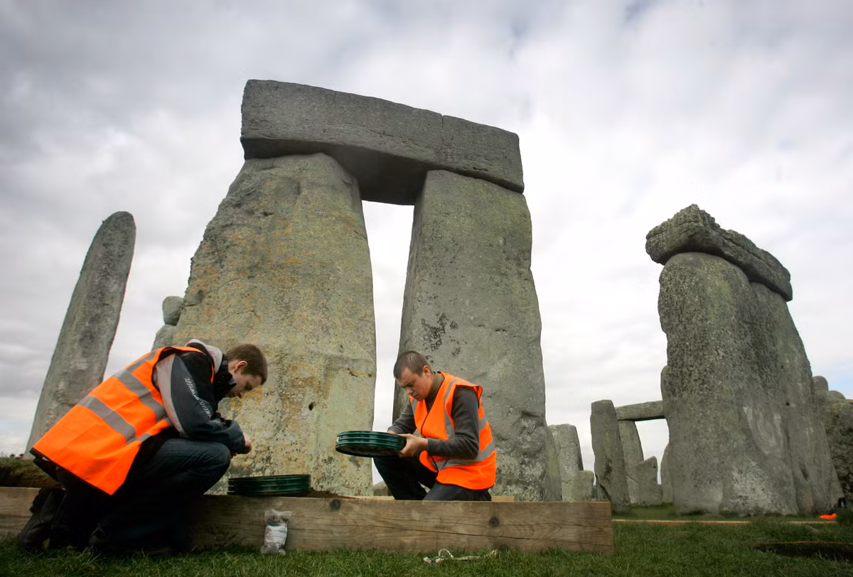 Bên cạnh những giả thuyết cho rằng Stonehenge được xây dựng vì mục đích tôn giáo, cũng có giả thuyết nhận định bãi đá cổ Stonehenge dùng để đánh dấu các điểm Mặt Trời và Mặt Trăng lên ở đường chân trời, từ đó xác định nhật thực, nguyệt thực.