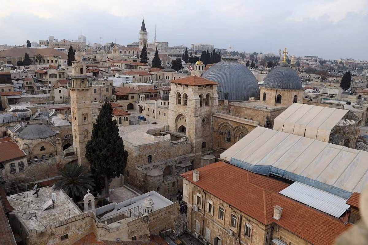 Có hơn 50 nhà thờ Thiên Chúa giáo, 33 nhà thờ Hồi giáo và nhiều công trình tôn giáo quan trọng khác ở Jerusalem.