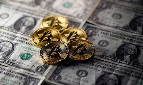 Giá bitcoin tăng giảm liên tục. Ảnh: Reuters.