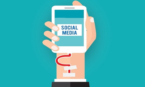 Không ít bạn trẻ nghiện mạng xã hội và bị ảnh hưởng không nhỏ tới cuộc sống.