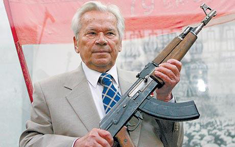 AK-47 do ông Kalashnikov thiết kế cũng là vũ khí cá nhân tiêu chuẩn của hơn 60 quân đội các nước trên thế giới.