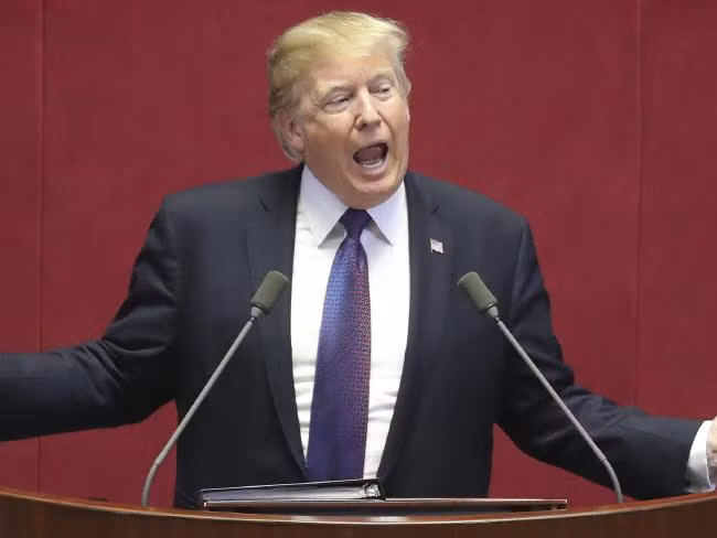 Nhà ngoại cảm Craig Hamilton-Parker (Anh) được thế giới biết đến khi tiên đoán chấn động cực chuẩn xác về việc ông Donald Trump (trong ảnh) đắc cử Tổng thống Mỹ và kết quả cuộc bỏ phiếu Brexit. Mới đây, nhà ngoại cảm Craig Hamilton-Parker đã đưa ra những tiên đoán rùng rợn về thế giới năm 2018.