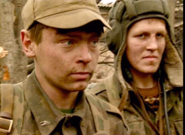 Gương mặt những binh sĩ trẻ tuổi của Nga làm nhiệm vụ ở Chechnya những năm 1990.