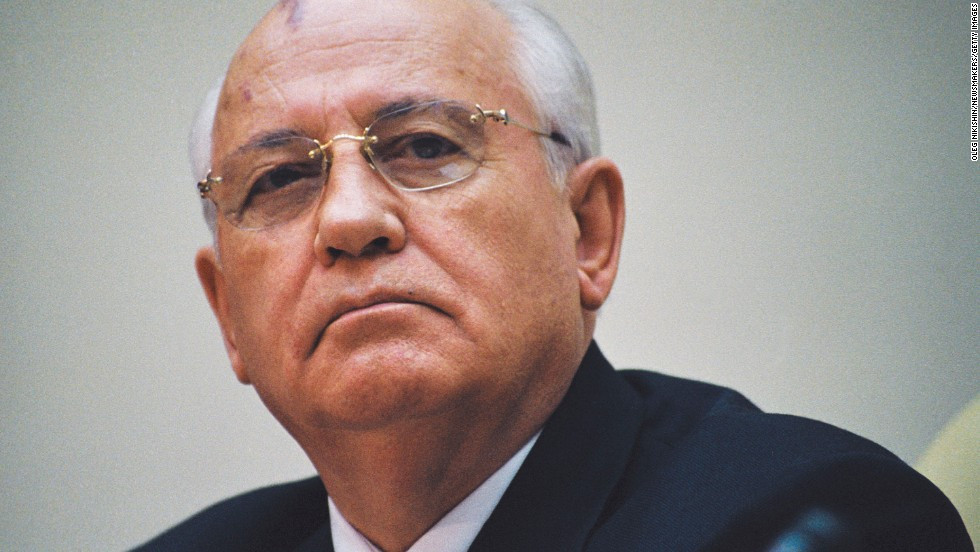 Ông Gorbachev cũng kí lệnh giải tán Đảng cộng sản Liên Xô với 20 triệu đảng viên.