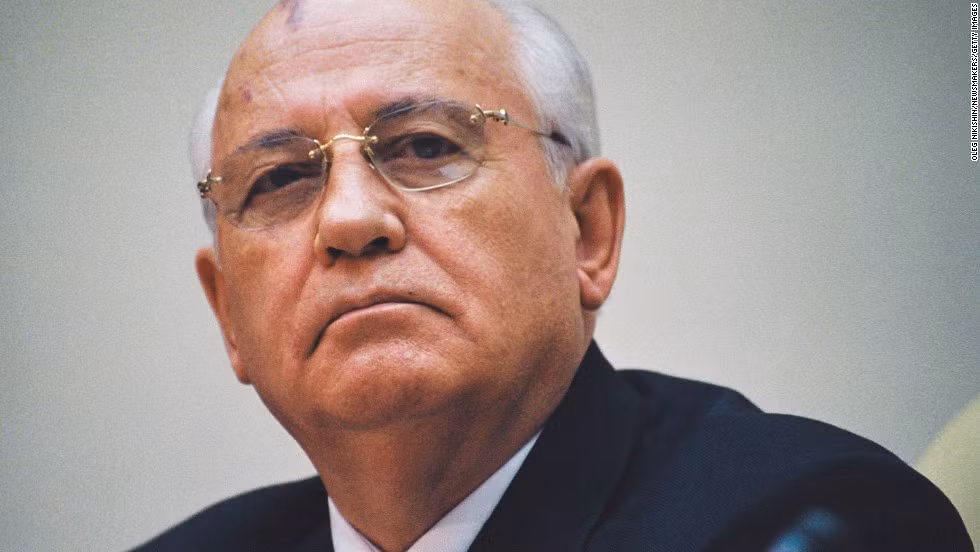 Ông Gorbachev cũng kí lệnh giải tán Đảng cộng sản Liên Xô với 20 triệu đảng viên.