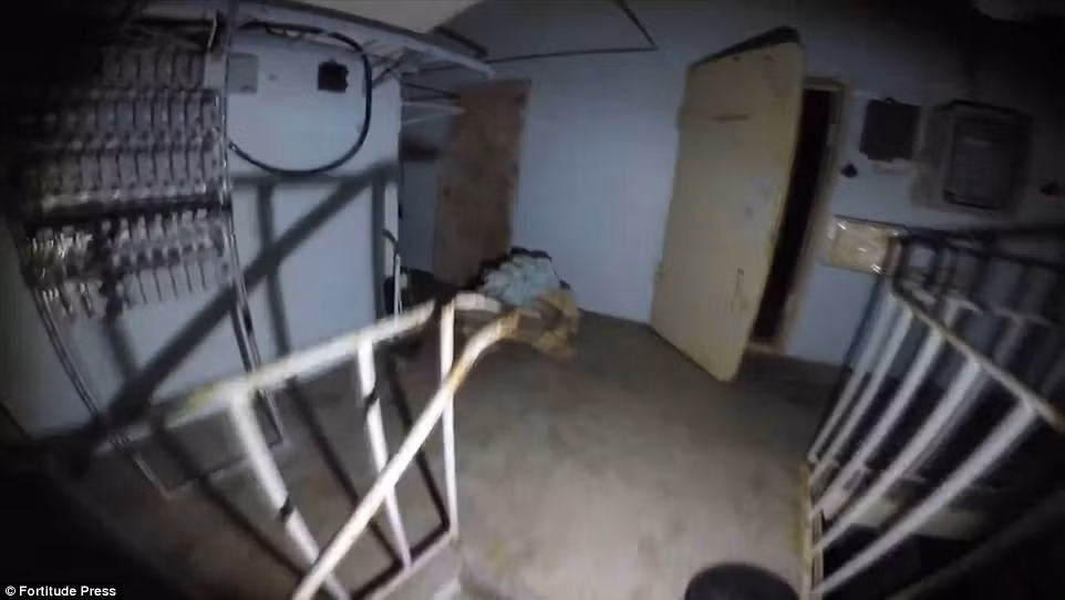 Những trang thiết bị bên trong hầm ngầm bị hoen rỉ sau nhiều năm bỏ hoang.