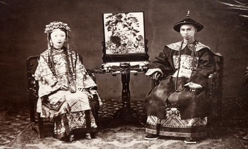 Trung Quốc thời nhà Thanh những năm 1860 trong loạt ảnh này đem đến cho độc giả góc nhìn chân thực về cuộc sống của người dân trong một giai đoạn lịch sử. Trong ảnh là vợ chồng một vị quan thời nhà Thanh. Ảnh chụp vào khoảng năm 1861 - 1864.