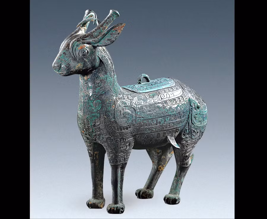 Bình đựng rượu mang hình dáng một con nai được tìm thấy trong mộ cổ trên. Nó có chiều cao 41,5 cm.