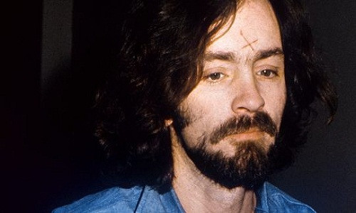Charles Manson là một nhân vật khét tiếng nhất thập niên 1960 ở Mỹ, một kẻ biến tướng trong phong trào hippie.