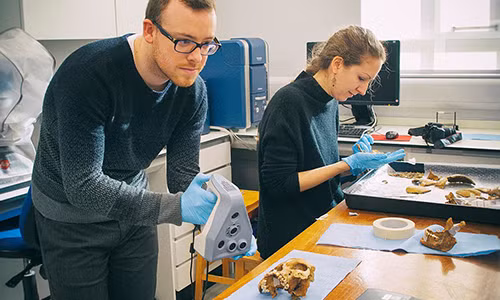 Sử dụng công nghệ kỹ thuật số, các nhà khoa học thuộc ĐH Durham đã tái tạo lại gương mặt một người lính Scotland bị cầm tù và chết trong trận Dunbar năm 1650.