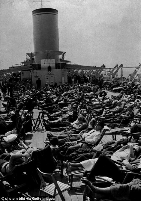 Khi di chuyển qua vùng biển Baltic, tàu Wilhelm Gustloff của Đức trúng ngư lôi của tàu ngầm Liên Xô.