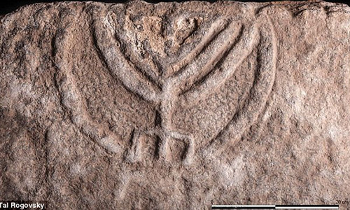Menorah 7 nhánh được khắc trên cánh cửa mộ cổ 2.000 tuổi tại Israel.