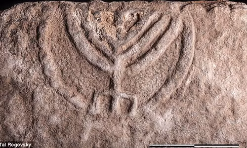 Menorah 7 nhánh được khắc trên cánh cửa mộ cổ 2.000 tuổi tại Israel.