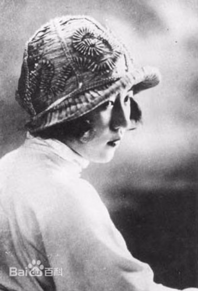 Năm 18 tuổi, Yoshiko đã trở thành một cô gái xinh đẹp, có khả năng thu hút mọi ánh nhìn của người khác phái.