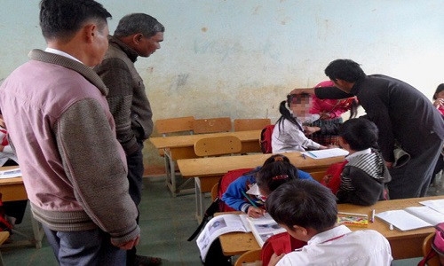 Ngành y tế Đắk Lắk kiểm tra sức khỏe của các em bị bệnh lạ