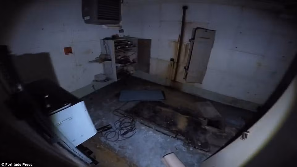 Bên trong một căn phòng tại boongke nằm ở giữa rừng của Thụy Điển có những thiết bị điện, tivi cũ bị bỏ lại.