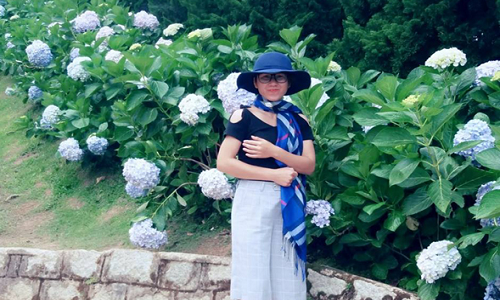 Chủ nhân tươi tắn của vườn hồng hơn 100 gốc.