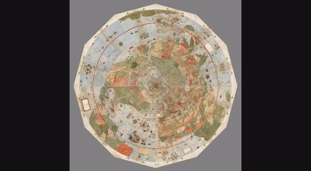 Giống như nhiều người vẽ bản đồ cùng thời, Urbano Monte cũng lấp đầy các khoảng trống trên tác phẩm của mình với những con vật đi lại trên mặt đất và các đại dương tràn ngập hình ảnh của tàu thuyền cùng các con quái vật.