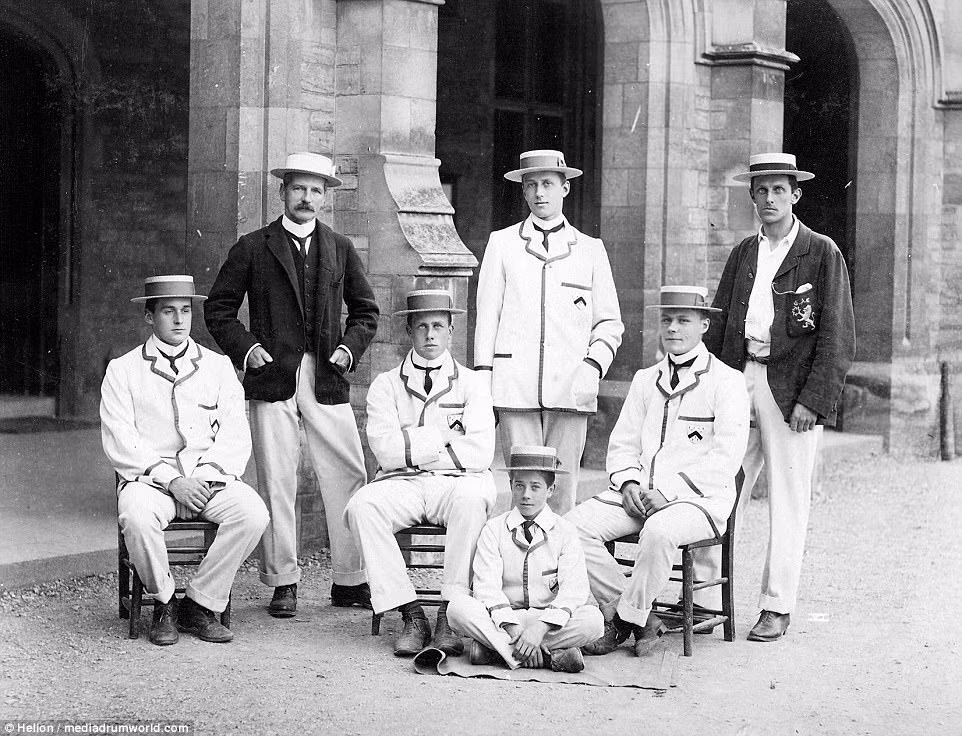 Theo ước tính, khoảng 1.200 học sinh từ 2 ngôi trường trên của Anh đã nghe theo tiếng gọi quốc gia lên đường nhập ngũ.