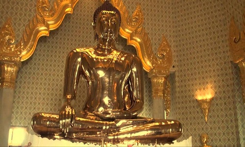 Chùa Wat Traimit ở Bangkok, Thái Lan được biết đến với pho tượng Phật vàng nguyên khối được cho là lớn nhất thế giới. Bức tượng Phật bằng vàng nặng 5,5 tấn và được cho có thể ra đời dưới triều Sukhothai vào thế kỷ 13 - 14.