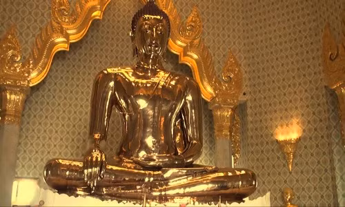 Chùa Wat Traimit ở Bangkok, Thái Lan được biết đến với pho tượng Phật vàng nguyên khối được cho là lớn nhất thế giới. Bức tượng Phật bằng vàng nặng 5,5 tấn và được cho có thể ra đời dưới triều Sukhothai vào thế kỷ 13 - 14.