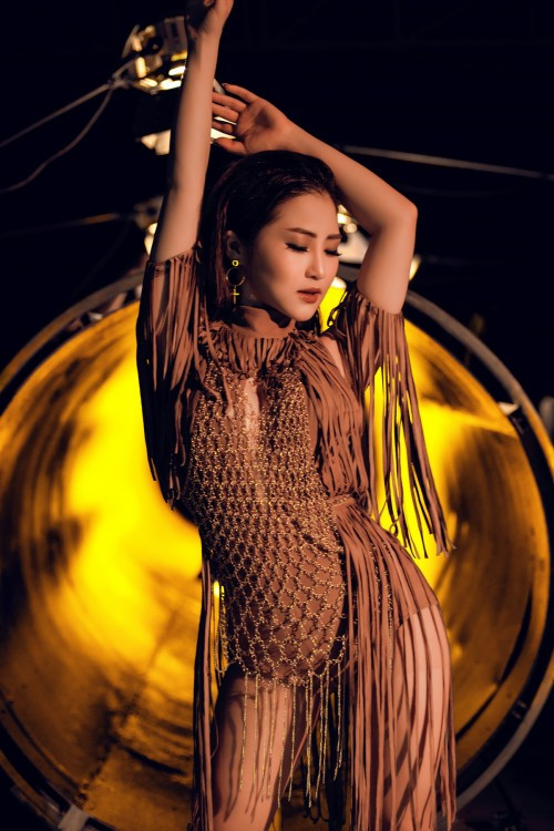 Sở hữu ngoại hình gợi cảm, không chỉ khẳng định bằng giọng hát, cô nàng còn xóa tan mọi nghi ngờ về khả năng vũ đạo bốc lửa ngay trong MV lần này.