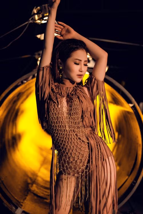 Sở hữu ngoại hình gợi cảm, không chỉ khẳng định bằng giọng hát, cô nàng còn xóa tan mọi nghi ngờ về khả năng vũ đạo bốc lửa ngay trong MV lần này.