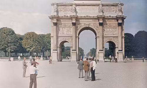 Loạt ảnh màu tuyệt đẹp thủ đô Paris đầu những năm 1970 đem đến cho công chúng góc nhìn sống động về thành phố này thời xưa. Trong ảnh là nhiều người có mặt tại Khải hoàn môn Carrousel - một trong những địa điểm nổi tiếng ở Paris, Pháp.