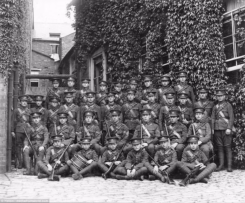 Những bức ảnh chưa từng được công bố này hé lộ hàng trăm học sinh thuộc hai ngôi trường Oundle và Laxton Grammar ở Northamptonshire, Anh chụp ảnh trong quân phục và súng trước khi ra chiến trường Chiến tranh thế giới 1 ác liệt.