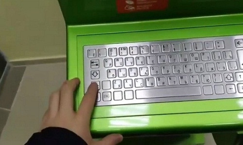 Máy ATM tại một số quốc gia vẫn sử dụng dạng bàn phím truyền thống và màn hình cảm ứng