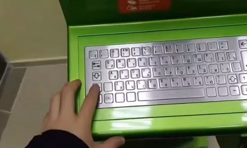 Máy ATM tại một số quốc gia vẫn sử dụng dạng bàn phím truyền thống và màn hình cảm ứng Máy ATM tại một số quốc gia vẫn sử dụng dạng bàn phím truyền thống và màn hình cảm ứng