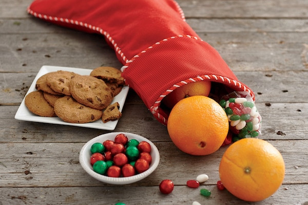 Truyền thống đặt những quả quýt vào trong chiếc tất làm quà Giáng sinh bắt nguồn từ việc các nữ tu Pháp vào thế kỷ 12 để những chiếc tất có đầy trái cây, quả hạch và quyết ở nhà những người nghèo khổ.