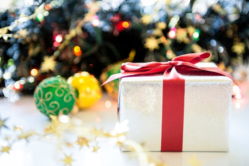 Cụ thể, màu xanh lục đại diện cho các loài cây trong Giáng Sinh và tượng trưng cho sự sống và tái sinh. Màu đỏ tượng trưng cho máu của Chúa Jesus. Trong khi đó màu vàng kim tượng trưng cho ánh sáng tâm linh sáng chói mà Chúa Jesus mang đến khi sinh ra và hồi sinh.