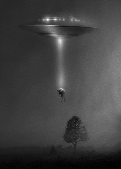 Không những núi Glastenbury là "điểm nóng" về người ngoài hành tinh mà nơi này còn được cho là nơi quái vật huyền thoại Bigfoot xuất hiện. Một số người cho rằng có sự liên hệ giữa người ngoài hành tinh và sinh vật bí ẩn Bigfoot.