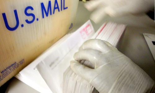 Năm 2001, một loạt bức thư chứa bào tử vi khuẩn bệnh than được phát hiện. Ảnh: CNN.