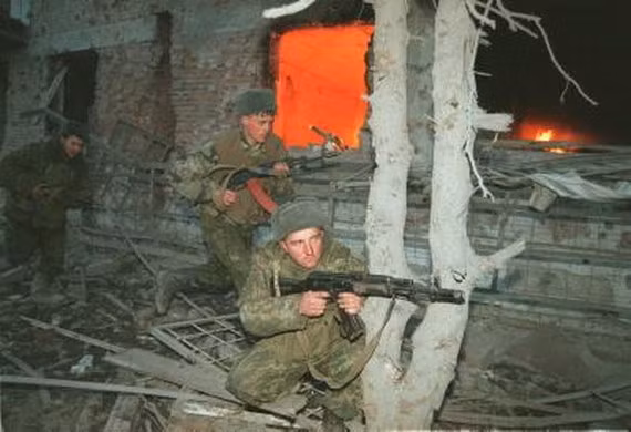 Binh sĩ Nga cẩn thận di chuyển khi chiến đấu với kẻ địch.